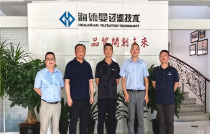 Hyundai (Jiangsu) Construction Machines-delegationen besökte Zhejiangs chefskontor för att utforska nya möjligheter för samarbete inom filtreringsteknologi.